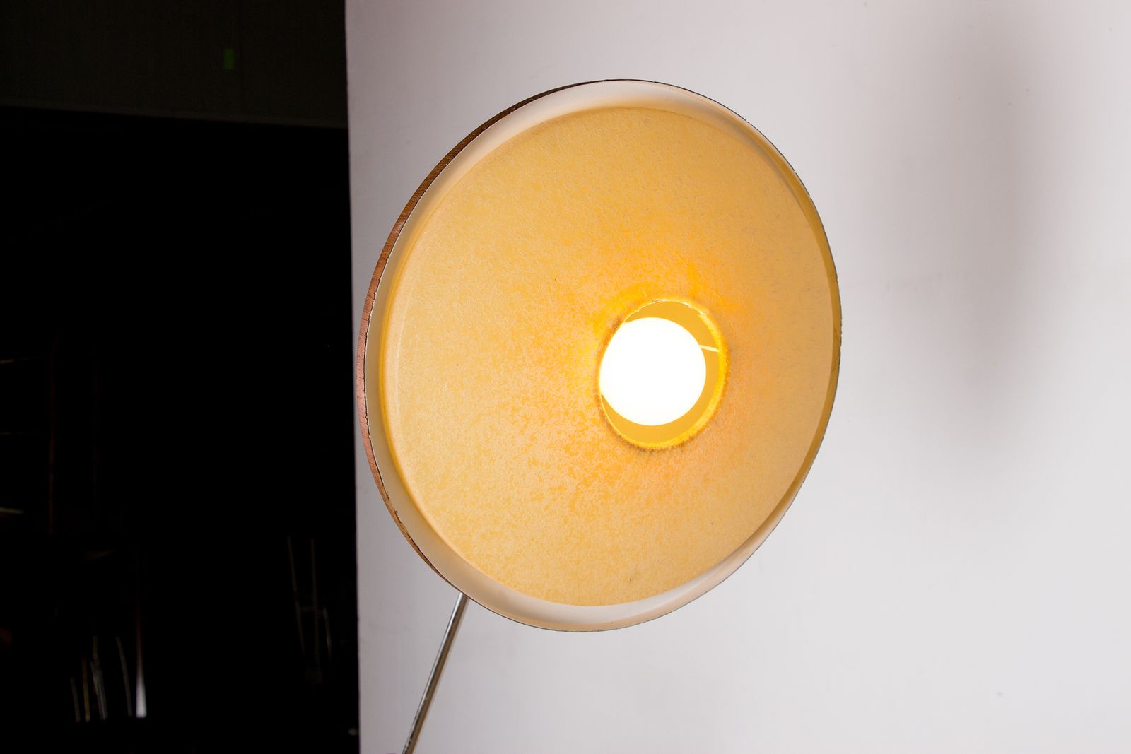 Grand lampadaire inclinable en acier et teck, 190 cm, par Georges Frydman, 1960. photo vintage