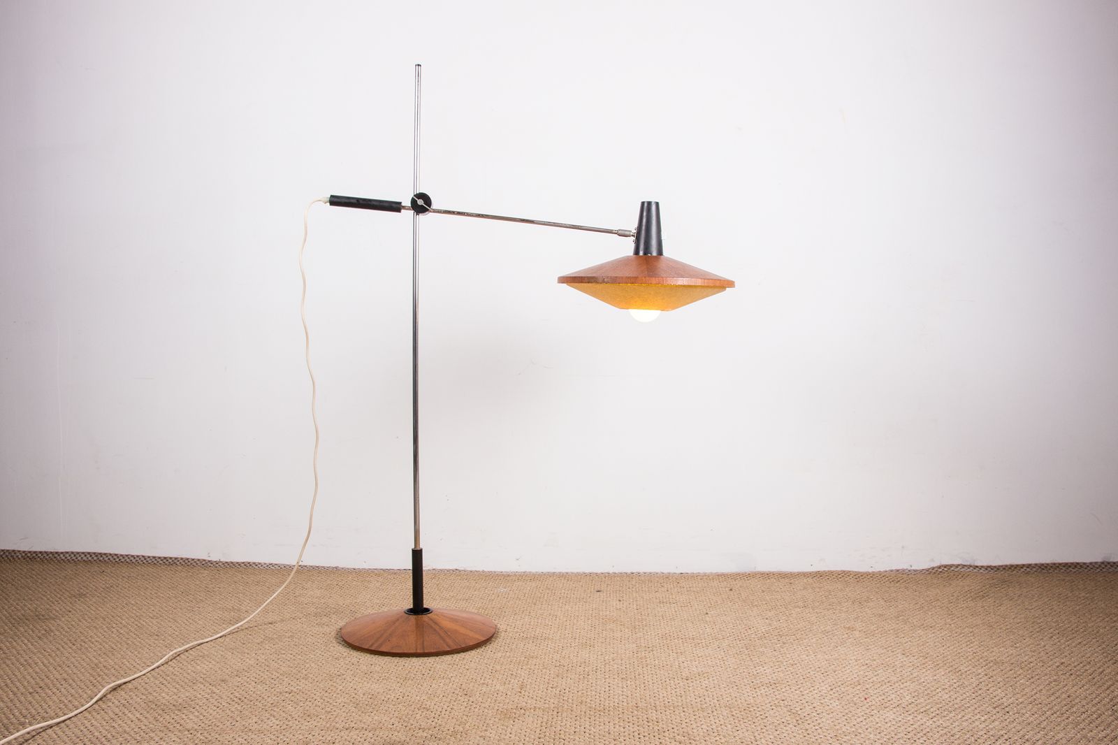 2350.0 Grand lampadaire inclinable en acier et teck, 190 cm, par Georges Frydman, 1960. photo