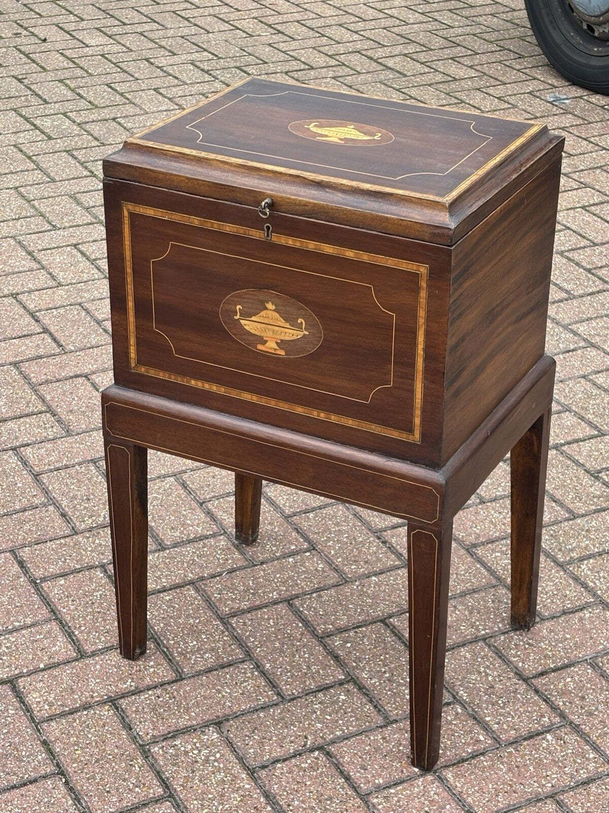 Inlaid Mahogany Wine Cellarette, Holds 12 Bottles. photo vinterior