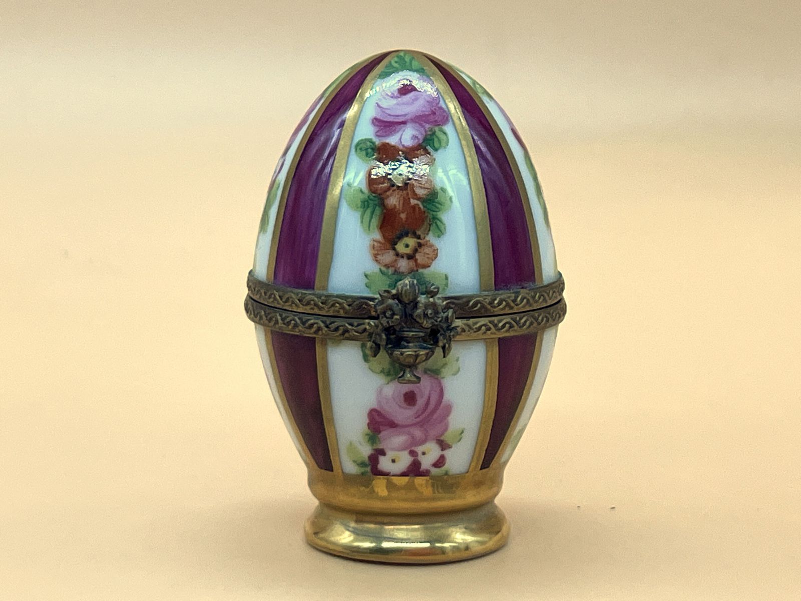 Limoges Porcelain France Egg Shaped Box With Internal Red Glass Perfume Bottle. photo vinterior