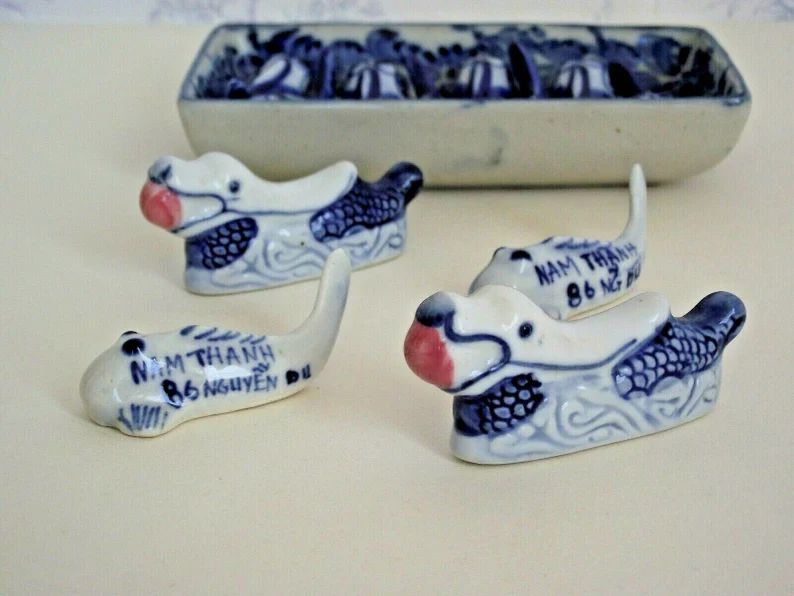 12 porte-baguettes en faïence bleue et blanche en forme de poisson et plateau, Viet Nam photo buy