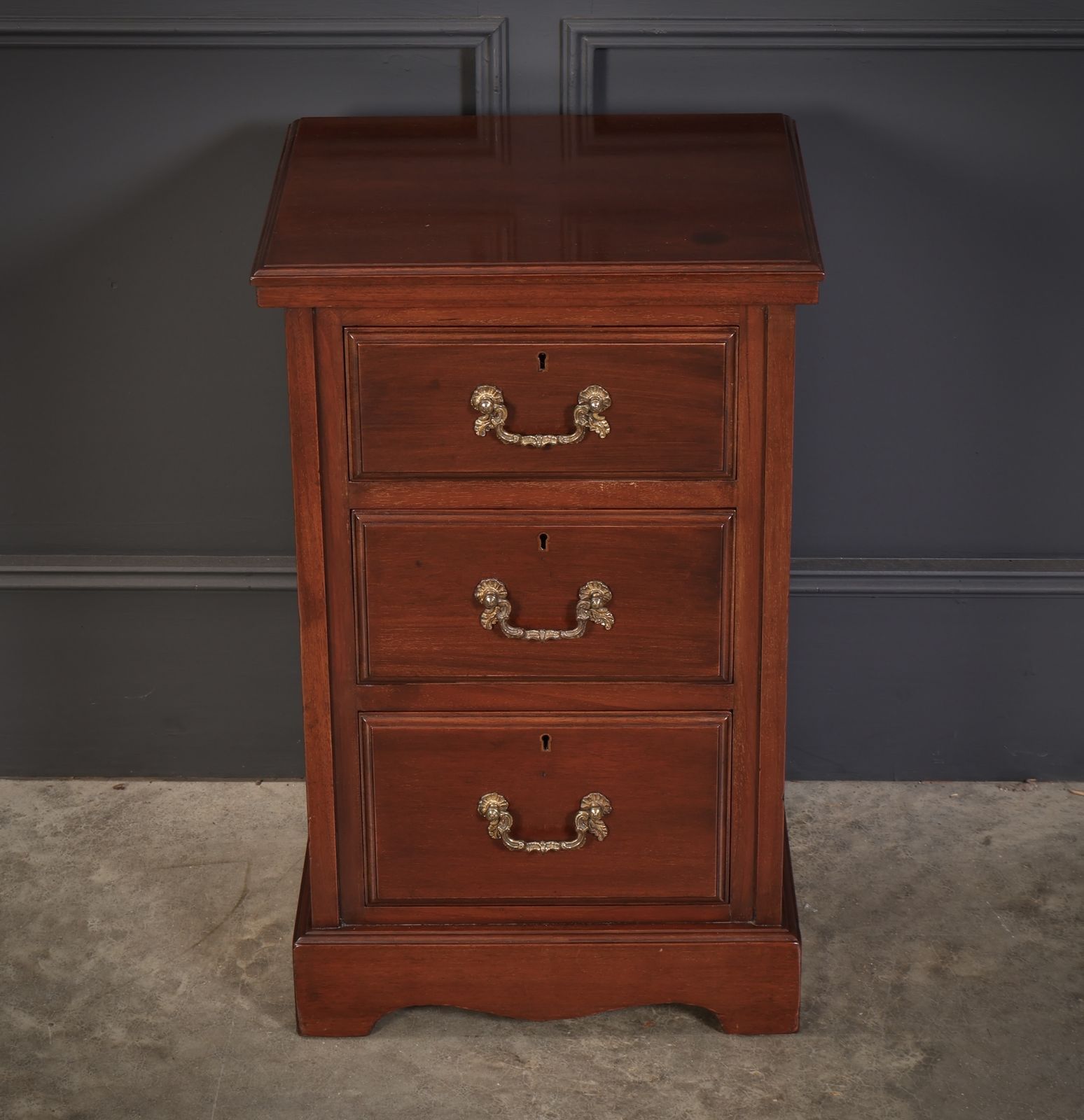 Pair Of Mahogany Bedside Chests photo vinterior