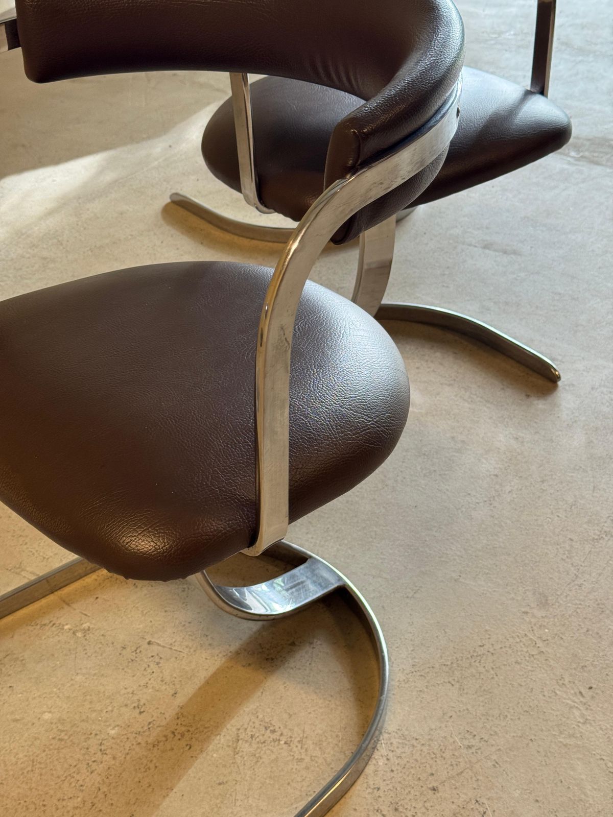 photo vinterior Set Van 4 Gegoten Ijzeren Verchroomde Eetkamerstoelen Met Bruine Leren Zitting, Jaren 1970