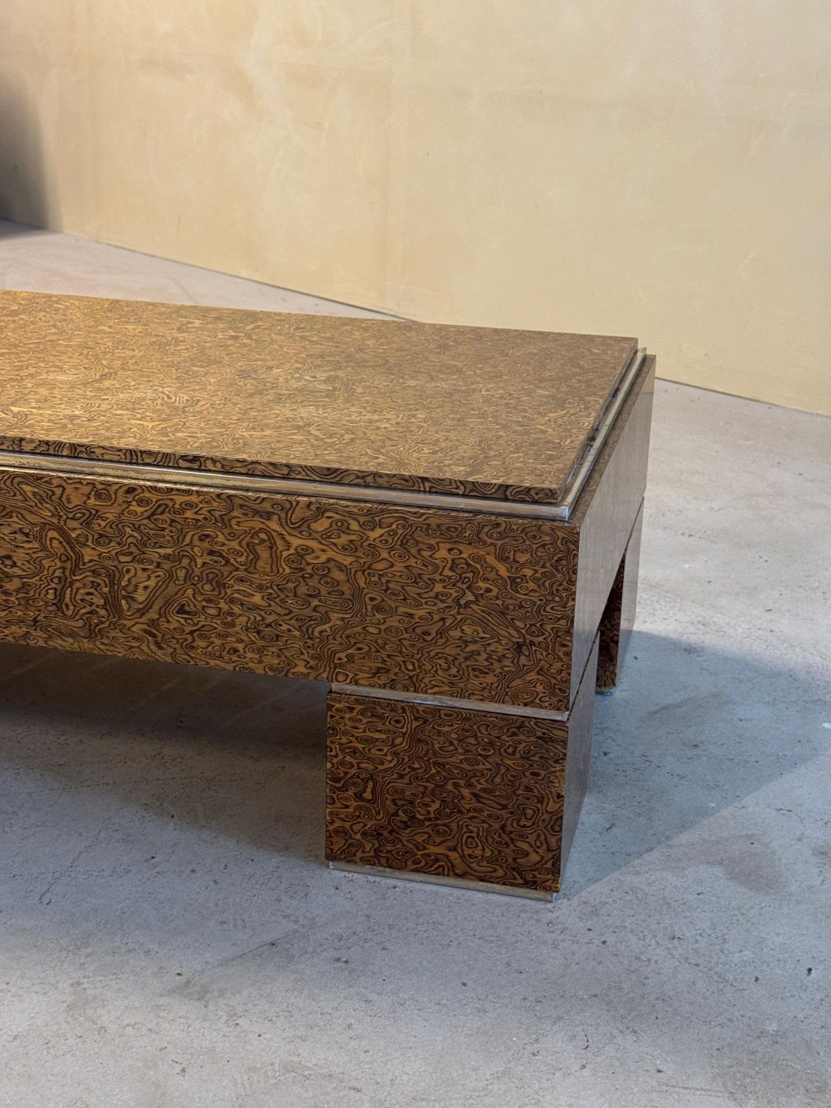 Italiaanse Mid Century Salontafel Met Messing En Exotisch Fineer photo buy