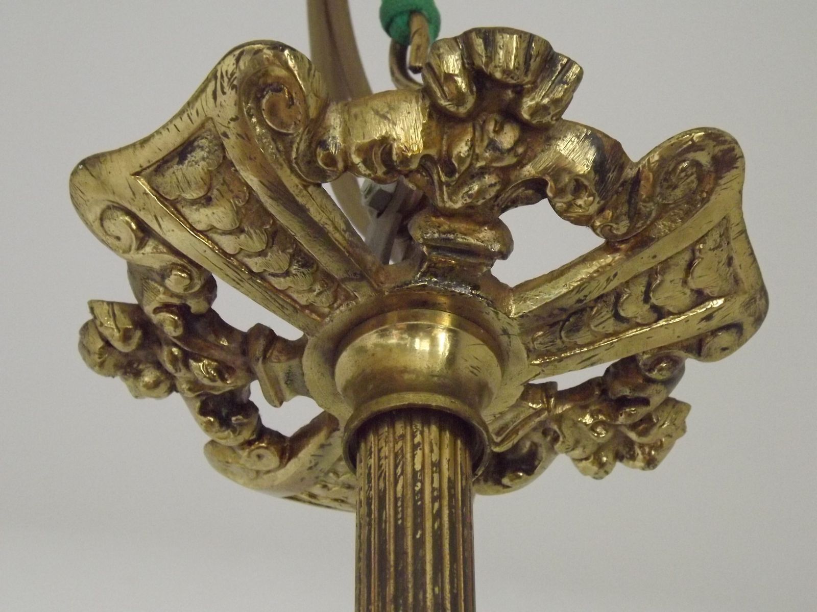 Lustre Art Nouveau français à 3 lumières en bronze, avec abat-jour en verre d'art orange et vert photo Luminaires