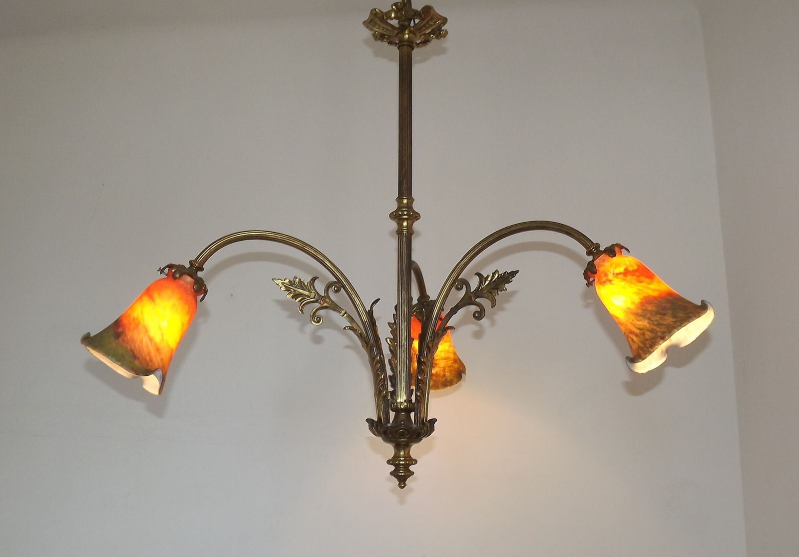 Lustre Art Nouveau français à 3 lumières en bronze, avec abat-jour en verre d'art orange et vert photo furniture