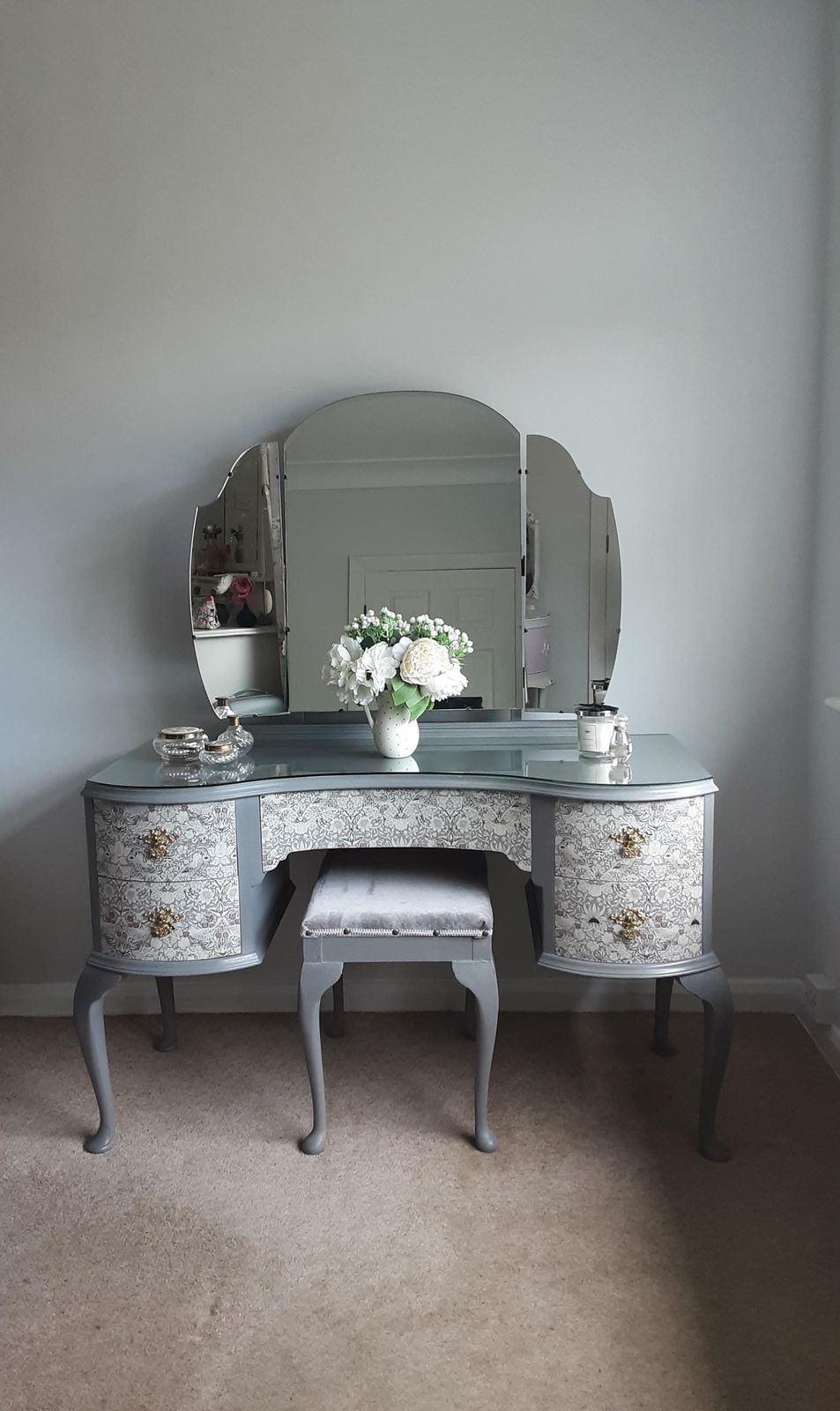 Queen Anne Style Dressing Table.