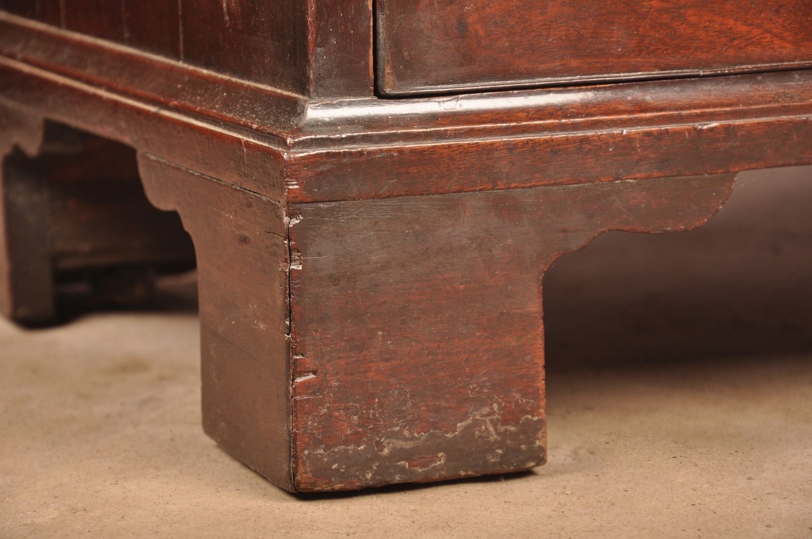 photo vintage Very Fine Early 18th Century Mahogany Chest Of Drawers