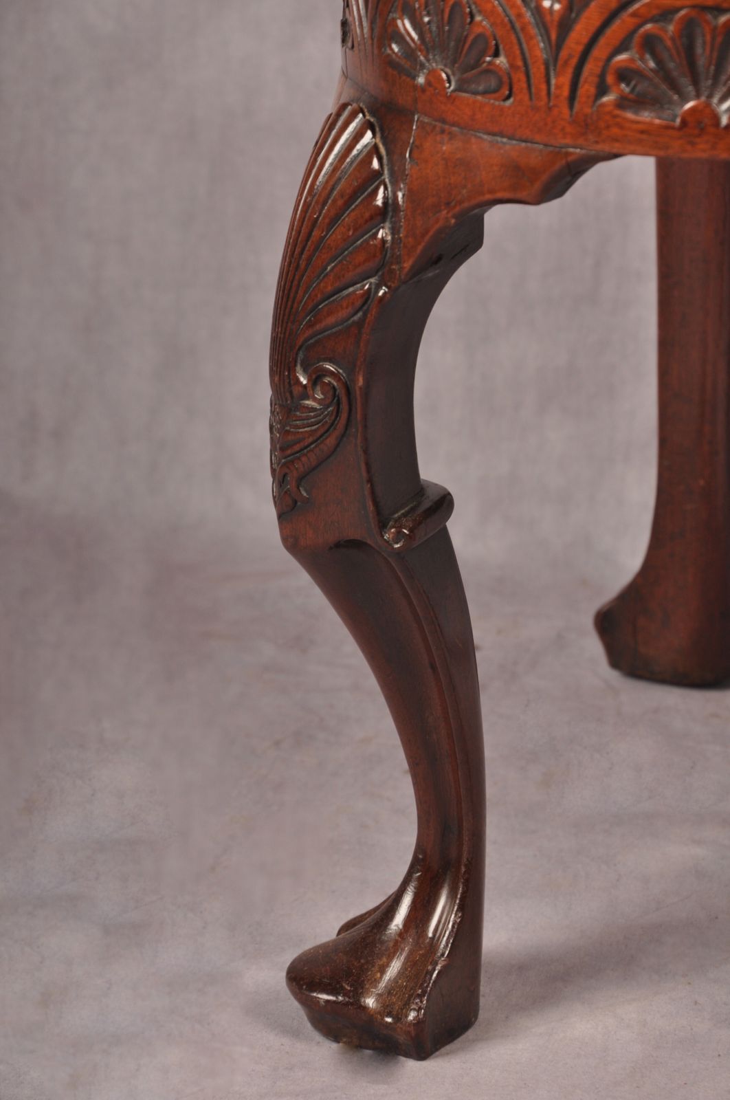 photo vinterior A Rare Dated 18th Century Irish Mahogany Desk Chair