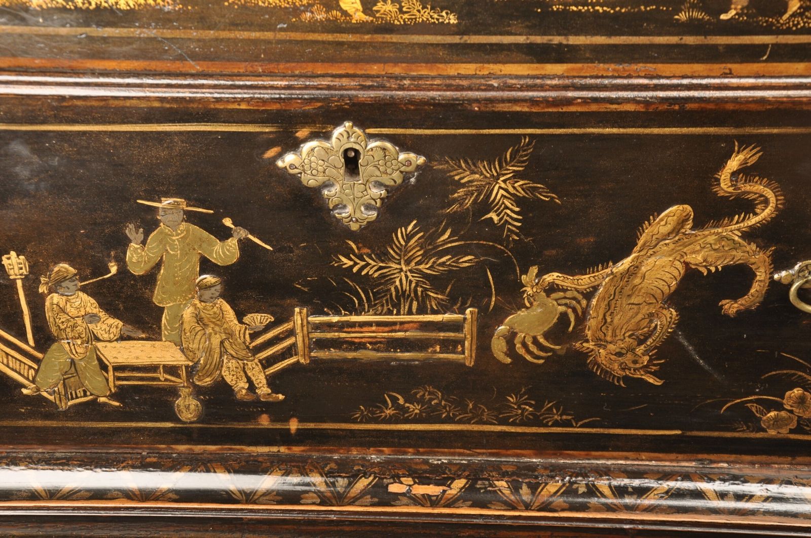 photo vinterior Rare Early 18th Century Chinoiserie Japanned Chest On Stand