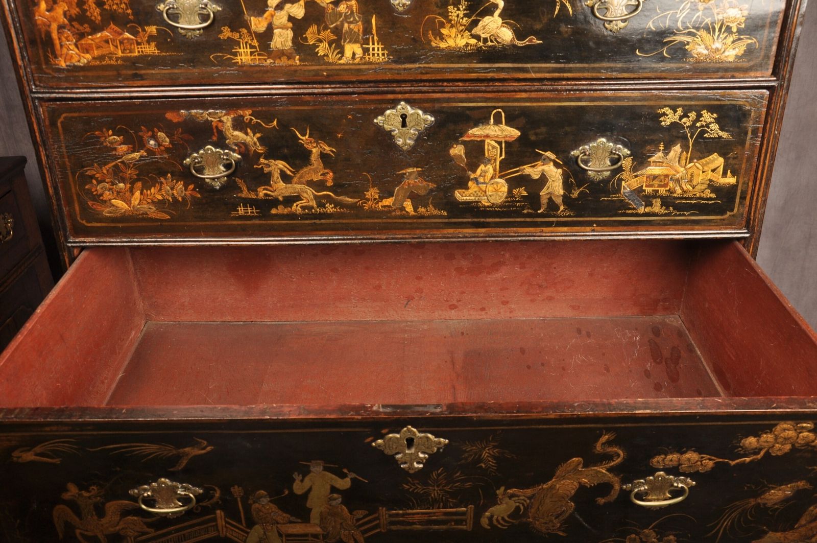 photo vintage Rare Early 18th Century Chinoiserie Japanned Chest On Stand