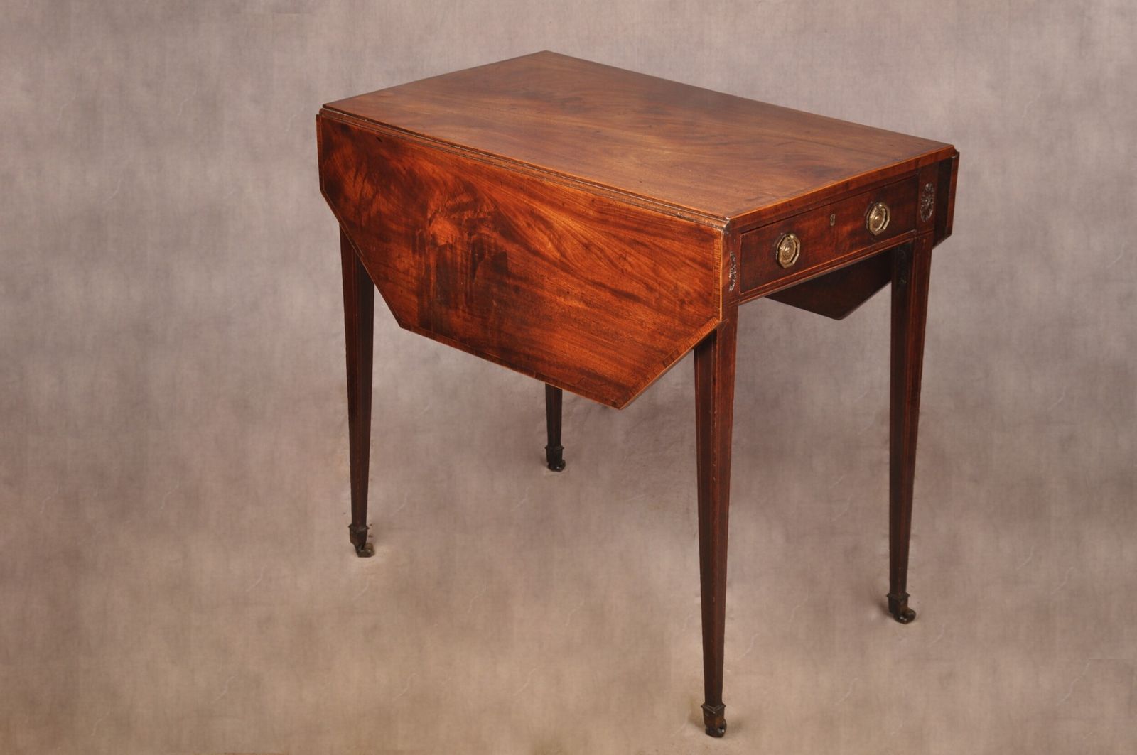 An Exceptional Late 18th Century Mahogany Pembroke Table photo vinterior