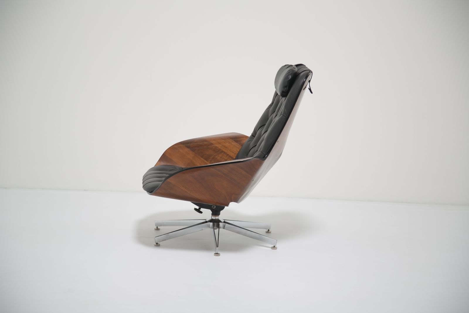 George Mulhauser For Plycraft: Iconic 'Mr. Chair' Lounge Chair In Sculpted Walnut & Black Leather, USA, 1960s photo vintage