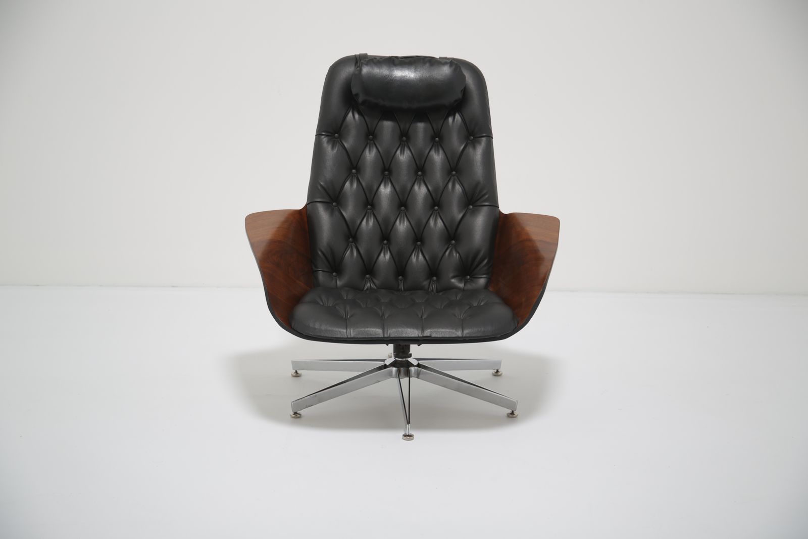 photo vintage George Mulhauser For Plycraft: Iconic 'Mr. Chair' Lounge Chair In Sculpted Walnut & Black Leather, USA, 1960s