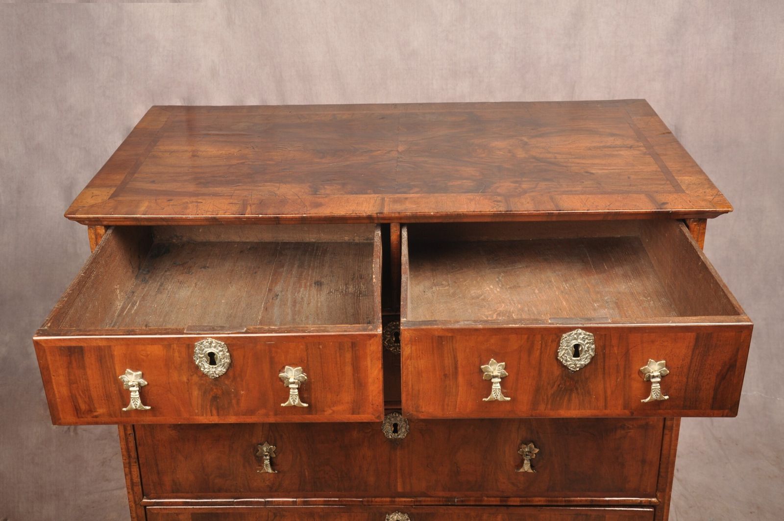 photo furniture 17th Walnut Century Chest Of Drawers