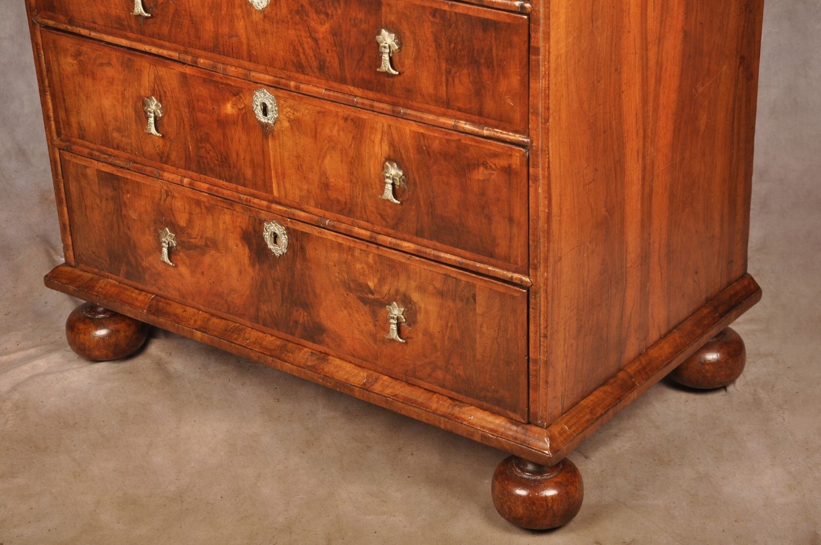 photo vinterior 17th Walnut Century Chest Of Drawers