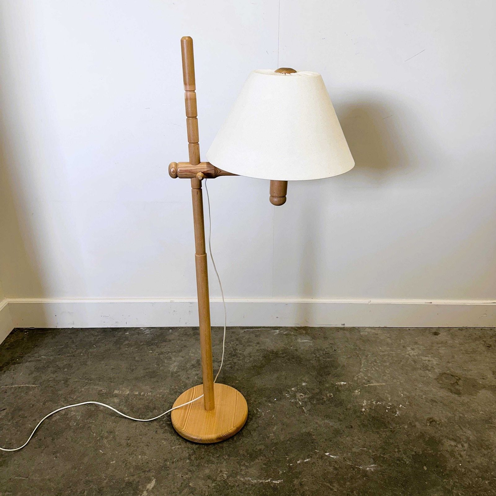 Scandinavische Grenen Vloerlamp Met Verstelbare Arm En Linnen Kap, Jaren 1970 photo 393.0