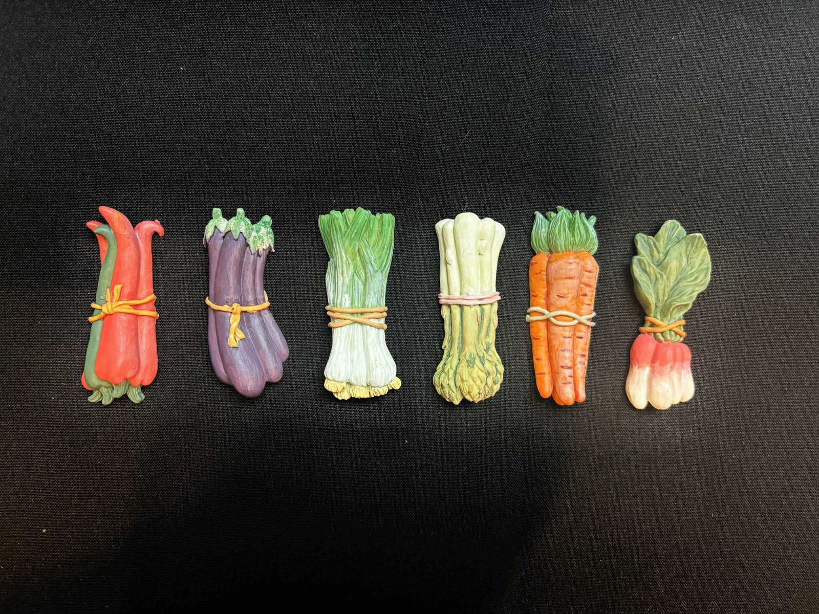 Messenleggers Set: Groentevormige Bestekleggers Van Resin, Vintage, Silea, Frankrijk photo vinterior