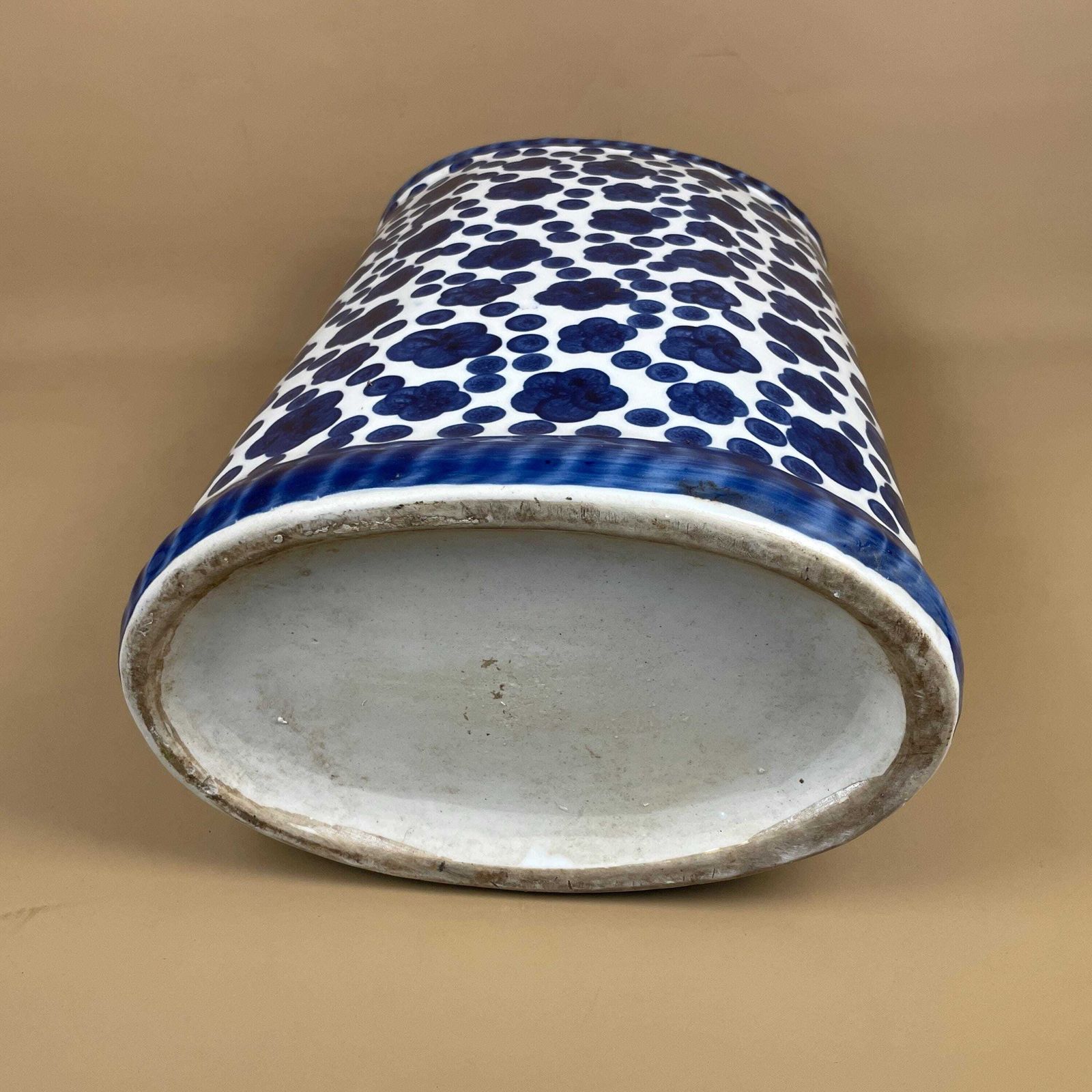 photo furniture Large Vintage Blue & White Porcelain Umbrella Stand Vase With Hand Painted Blossom Floral Pattern Oriental Chinoiserie Style Oval Top