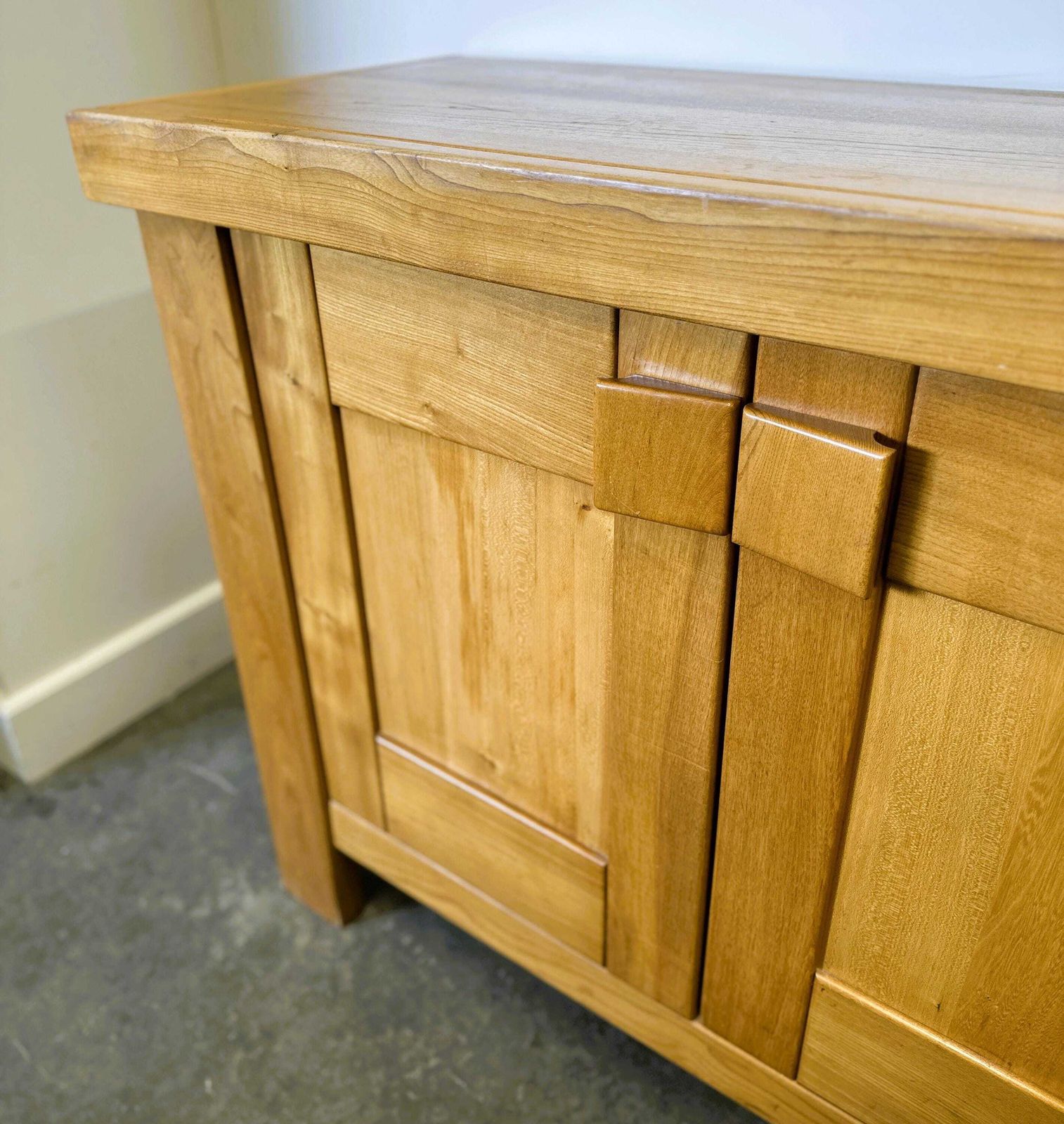 Maison Regain Dressoir, Vintage Frans Iepenhout Credenza, Brutalist Jaren 1970 Modernistisch Kabinet, Massief Houten Opbergbuffet photo 2460.0