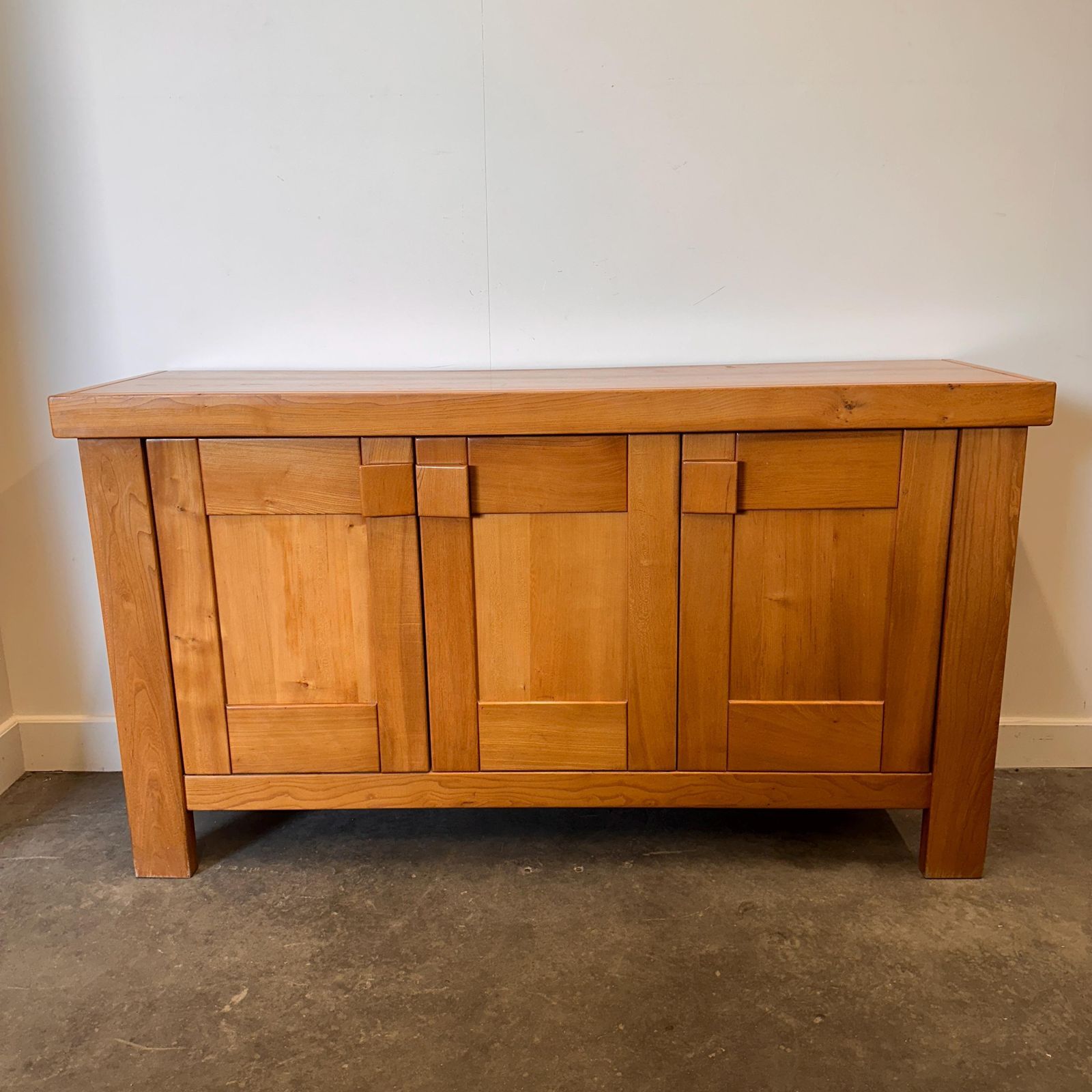 Maison Regain Dressoir, Vintage Frans Iepenhout Credenza, Brutalist Jaren 1970 Modernistisch Kabinet, Massief Houten Opbergbuffet photo vintage