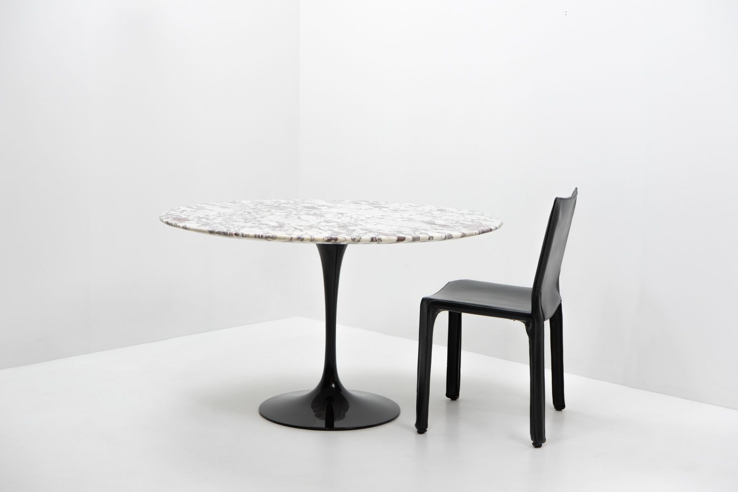 Round Calacatta Viola Marble Dining Table By Eero Saarinen For Knoll, 1970s photo 5800.0