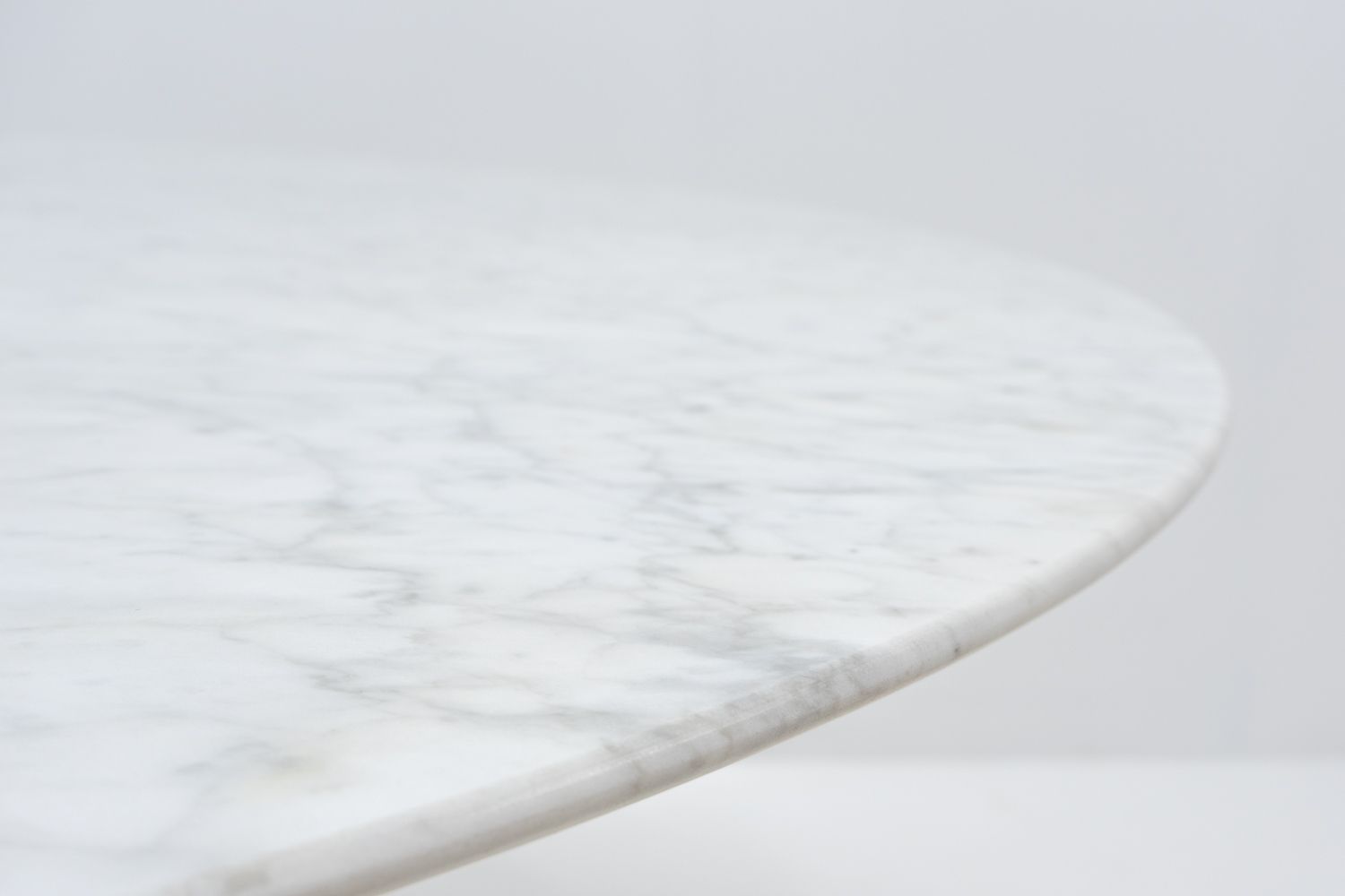 Furniture Saarinen Round Marble Dining Table For Knoll, 1970s photo