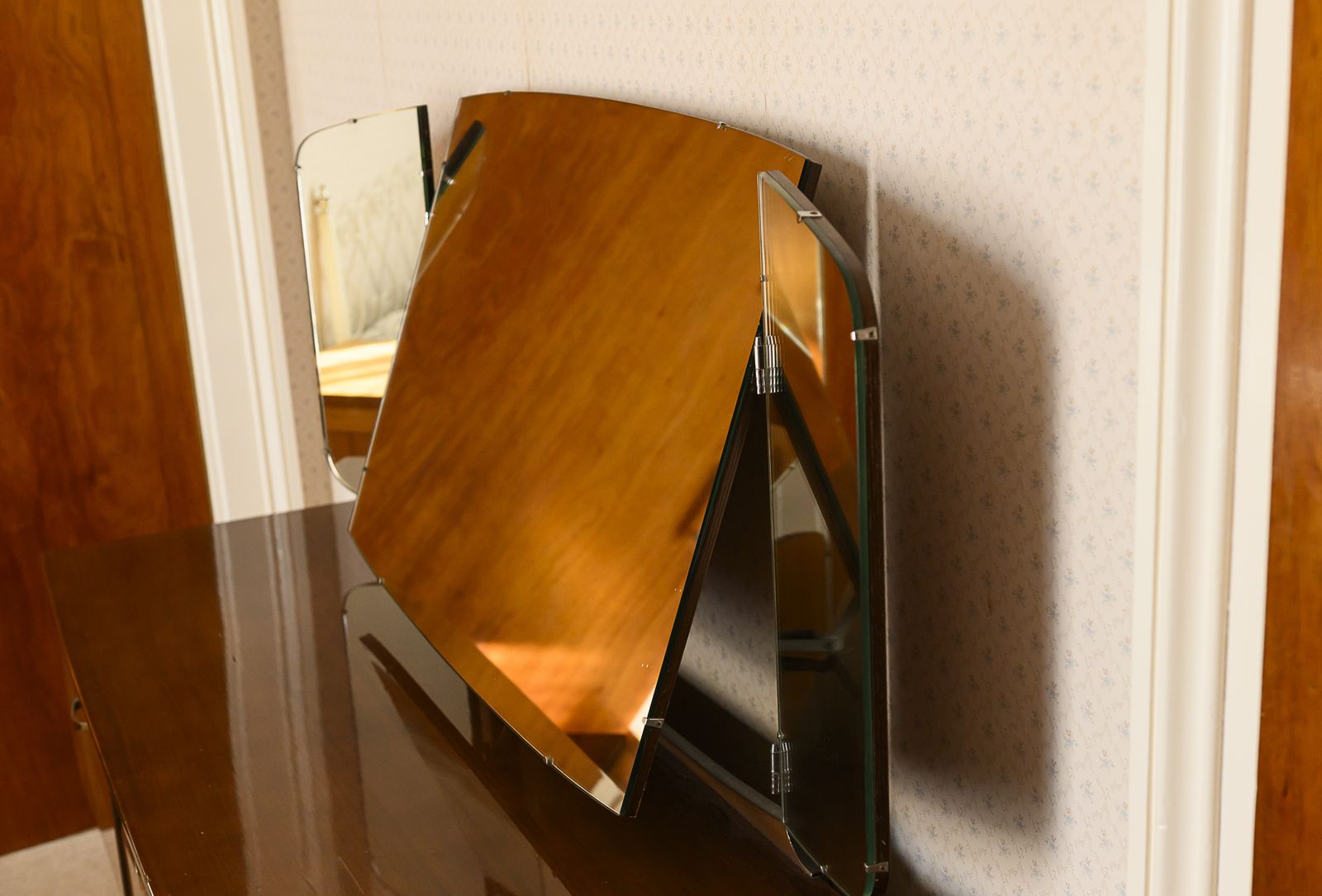 A Superb Walnut Veneered Dressing Table By Meredew photo 425.0