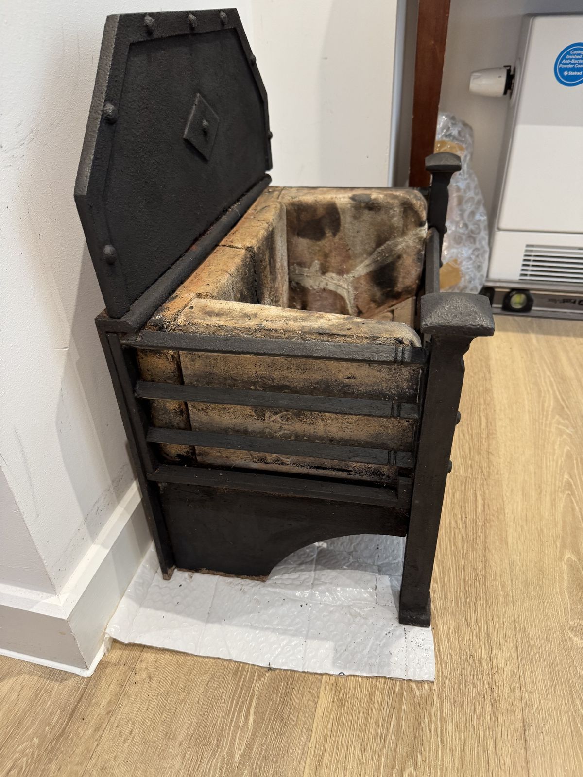 Vintage Cast Iron Fire Grate With Original Fire Bricks – Early 20th Century Further Reductions: