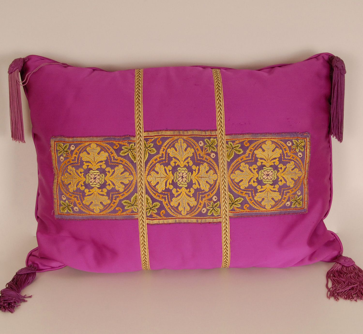 Early 19th Century Napoleonic Empire Pillow Magenta And Gold Silk Throw Cushion With Tassels photo vinterior