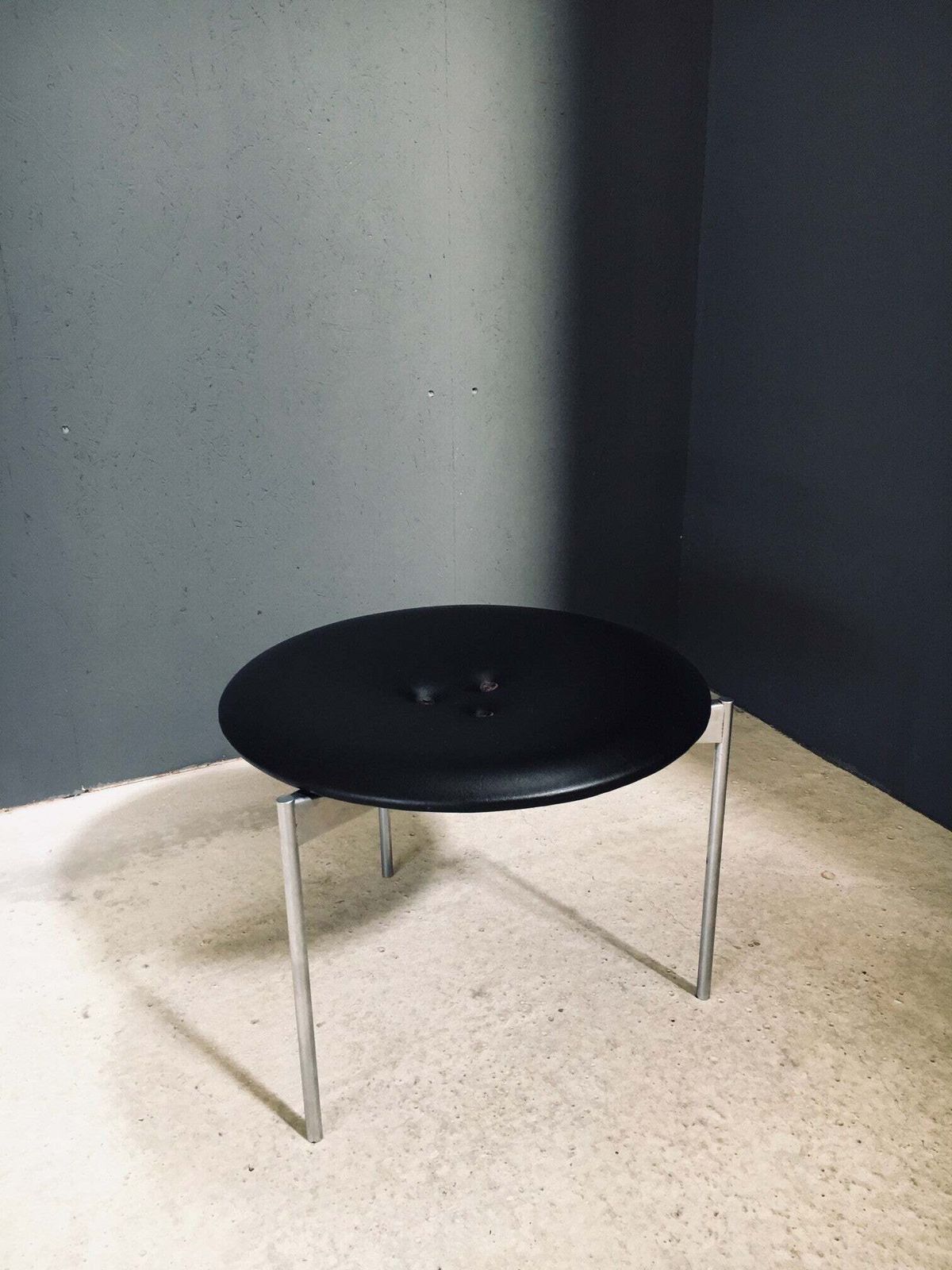 Mid Century Modern Design Leren Driepootkruk Van Uno & östen Kristiansson Voor Luxus, Zweden, Ca. Jaren 1960 photo for sale