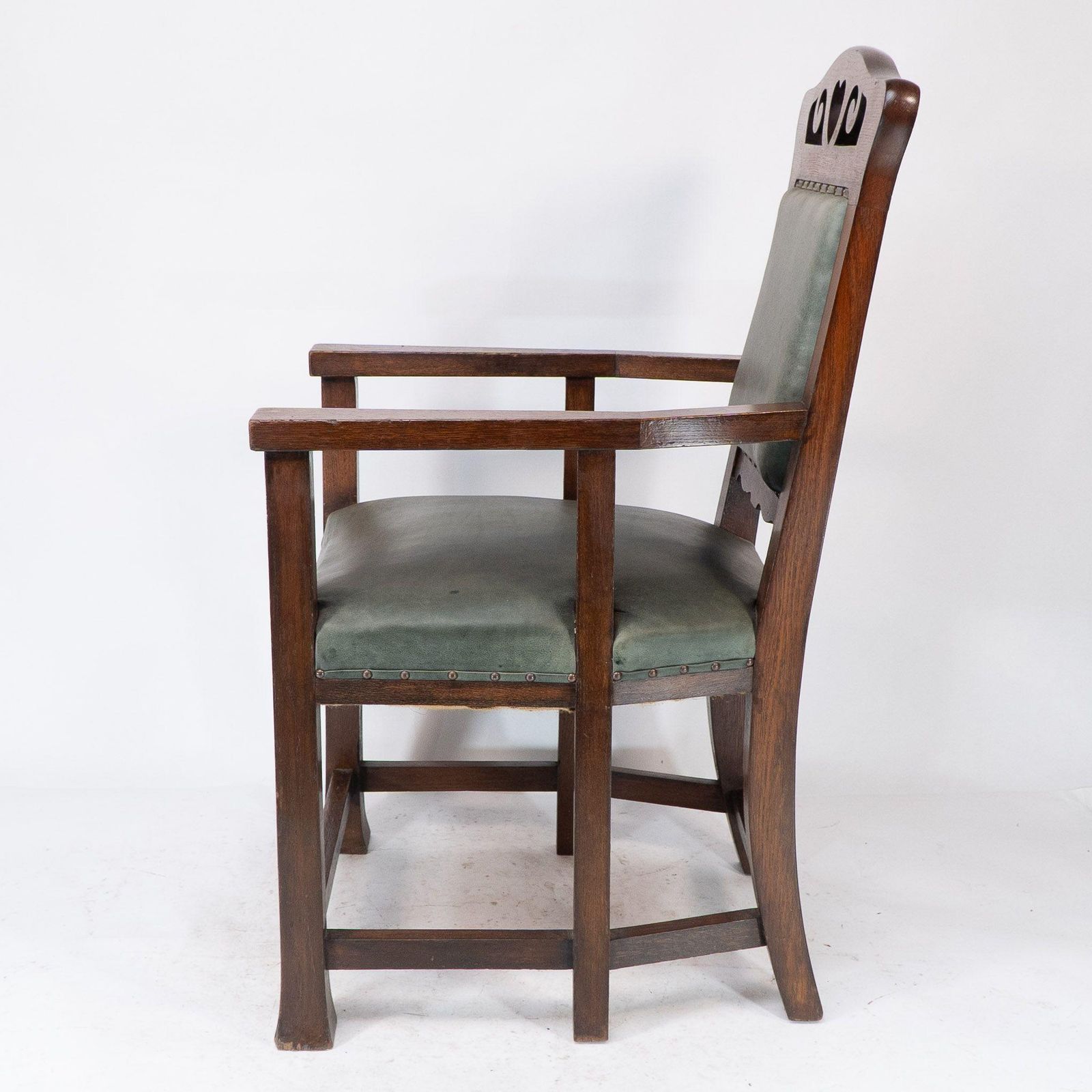 Heal And Son (Attributed). An Arts And Crafts Six Legged Oak Armchair photo 2244.0