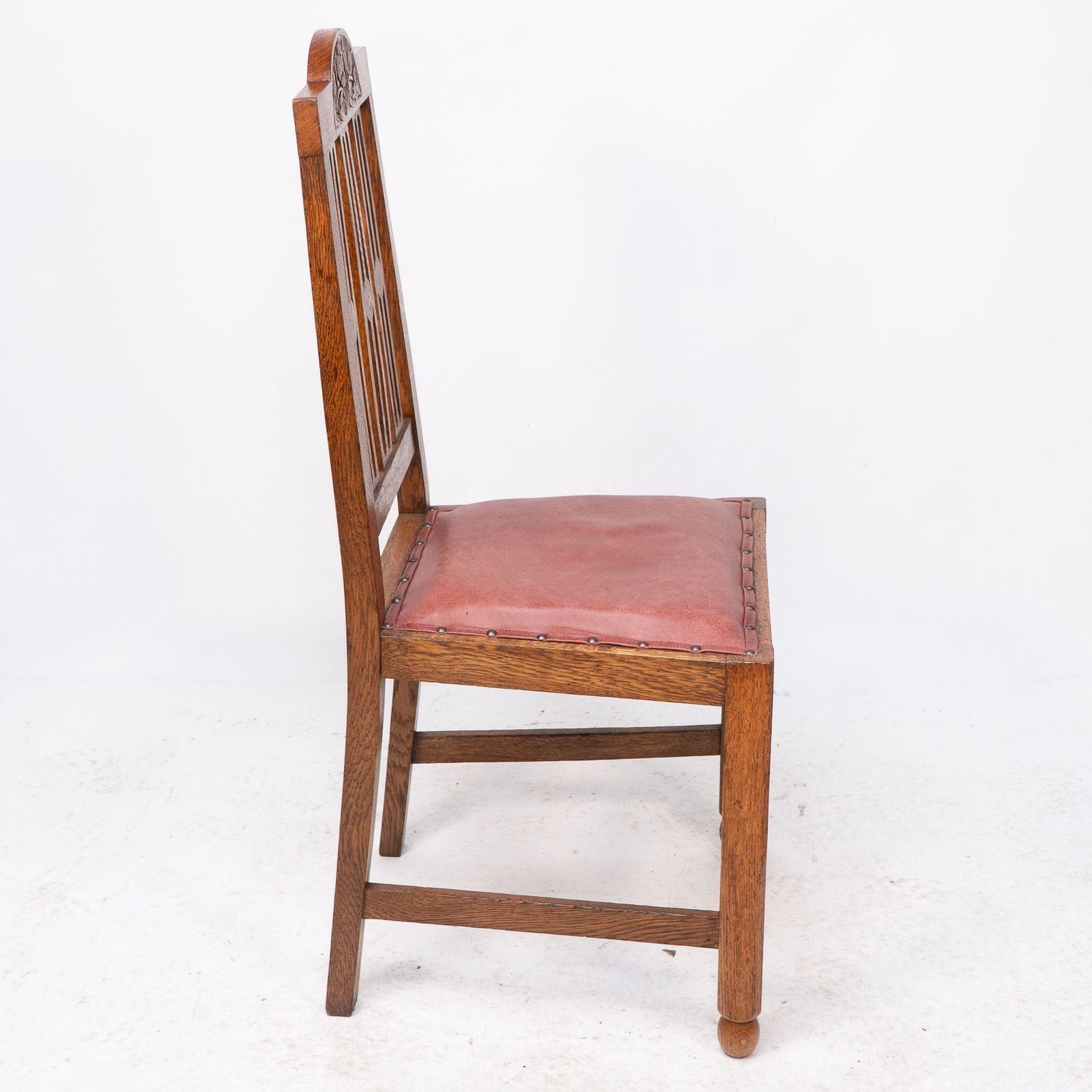 photo vintage A Set Of Four Arts And Crafts Dining Chairs With Nicely Carved Floral Decoration