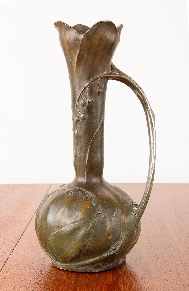 Vase Art Nouveau en étain massif, patine bronze, par Louis Chalon, 1910.