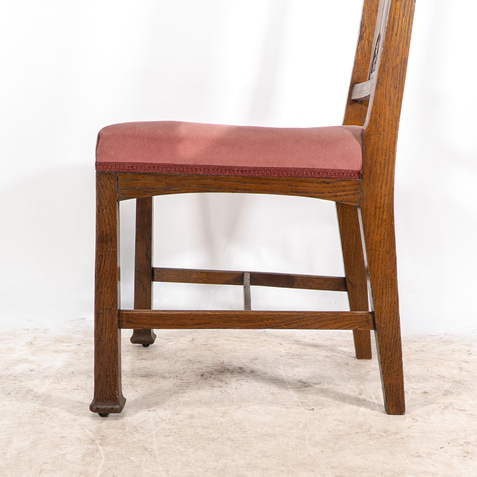 photo vintage Robson & Sons. Set Of 4 Arts & Crafts Oak Dining Chairs With Carved Floral Backs