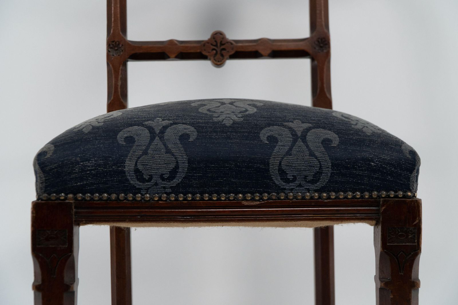 A Set Of Four Aesthetic Movement Oak Dining Chairs With Carved Decoration photo vintage