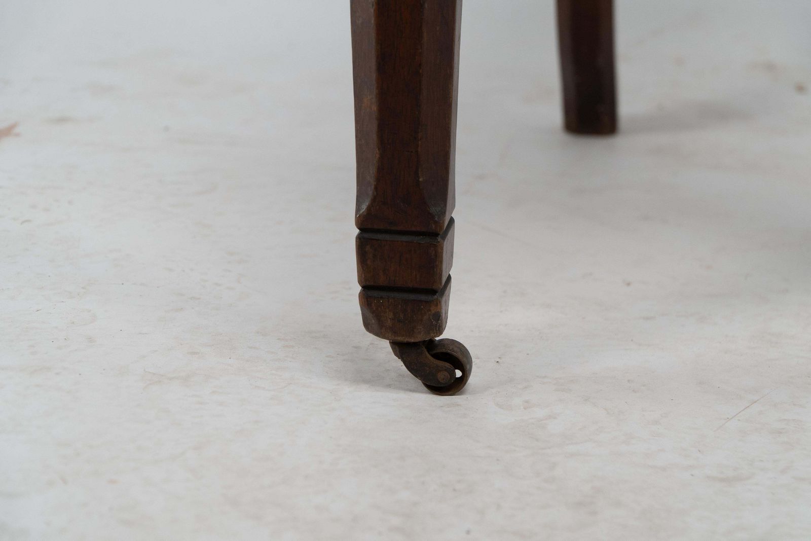 2549.0 A Set Of Four Aesthetic Movement Oak Dining Chairs With Carved Decoration photo