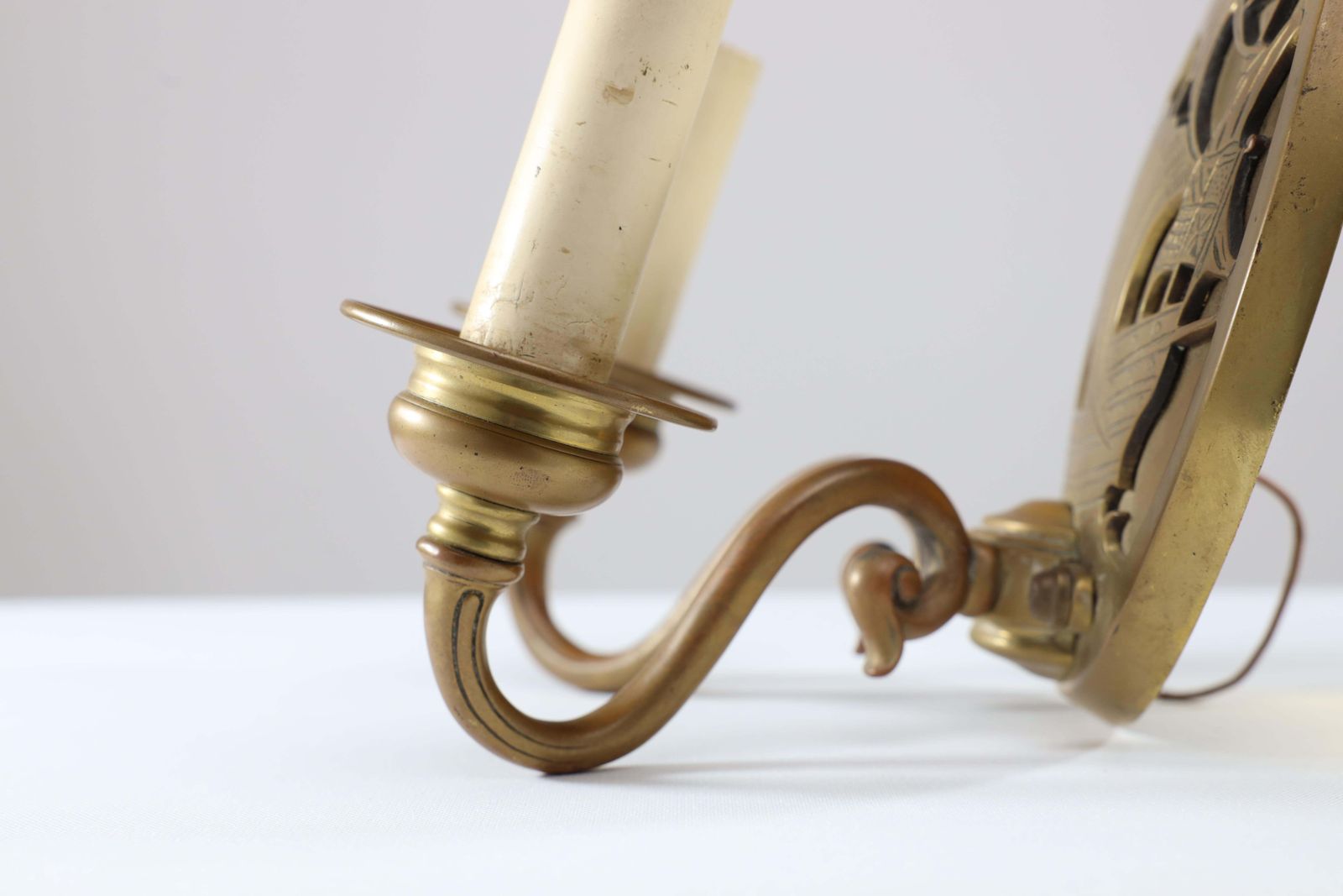 1530.0 A Pair Of Arts And Crafts Brass Wall Lights With Galleons In Sail. photo