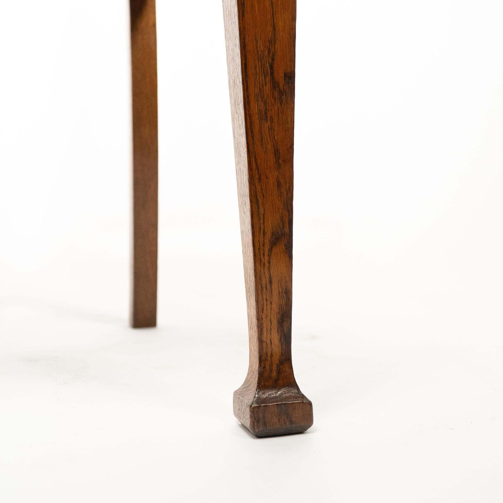 photo vintage A Set Of Four Arts And Crafts Oak Dining Chairs With Comfortable Shaped Backs