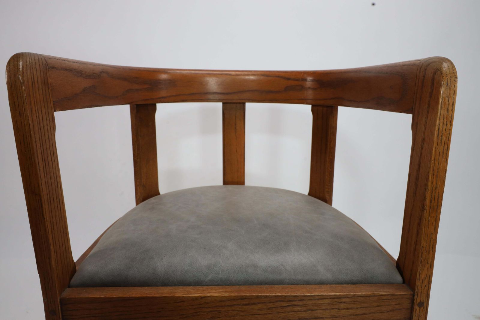 photo vinterior A Pair Of Scottish School Armchairs Of Barrell Form