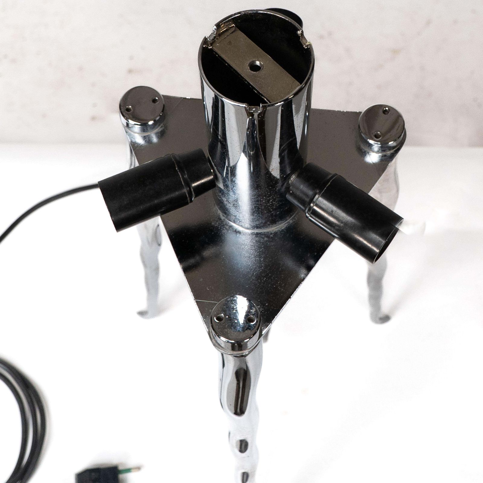 photo vintage Gerald Thurston In The Style Of. A Mid Century Tripod Polished Steel Table Lamp