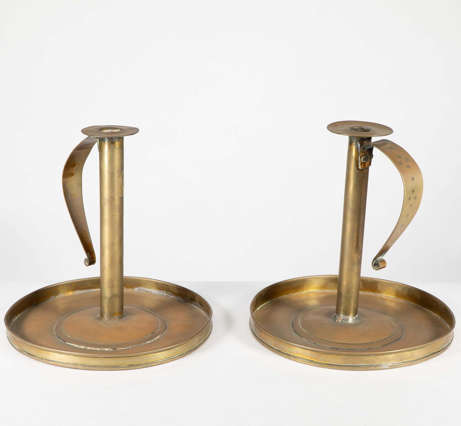 A Pair Of Scottish School Arts & Crafts Brass Candlesticks W Circular Drip Trays photo vinterior