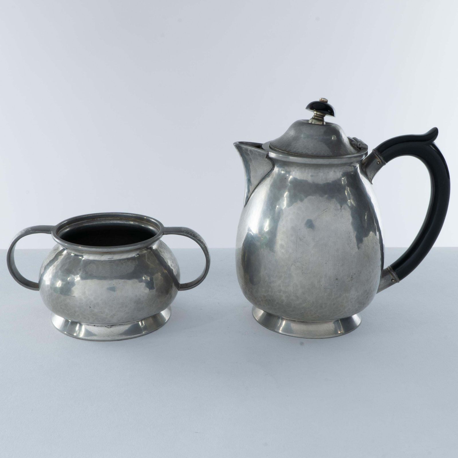 photo vinterior Liberty And Co. An Arts And Crafts Six Piece Pewter Tudric Tea Set