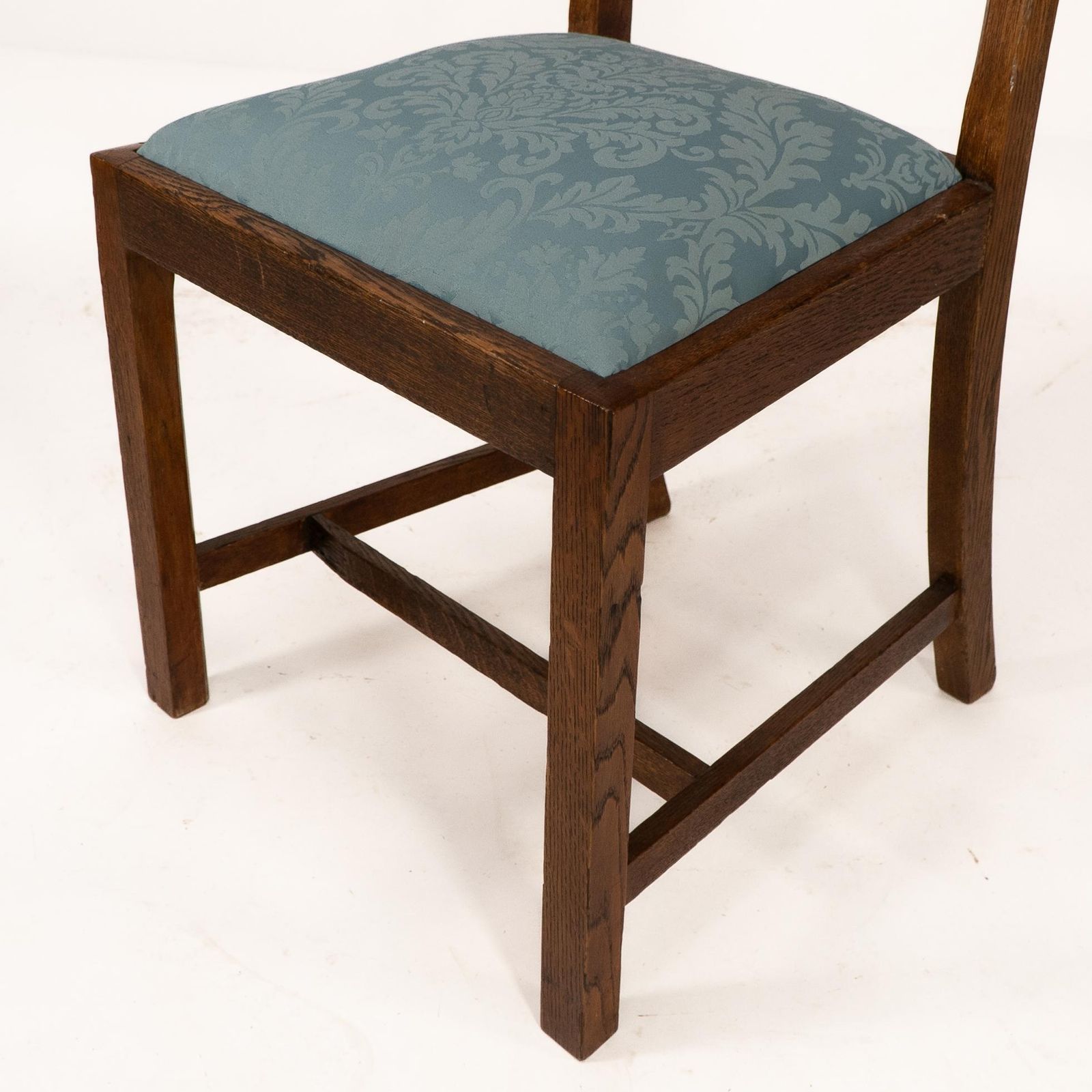 photo vintage Heals. Set Of 4 Arts & Crafts Oak Lattice Back Dining Chairs & Blue Damask Seats