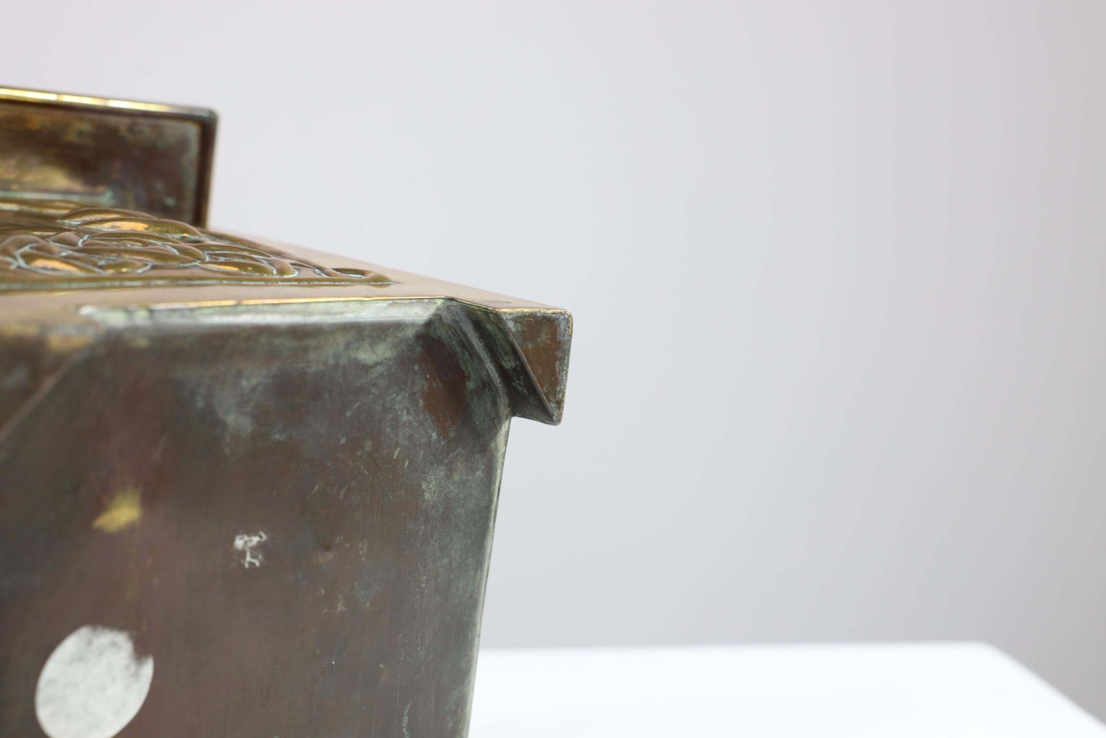 photo vintage Margaret Gilmour Arts & Crafts Brass Planter With Stylized Rose & Floral Details