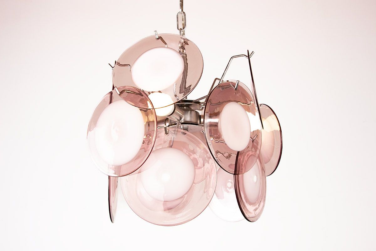 Lustre « Space Age » composé de 15 pendentifs roses et blancs en verre de Murano, modèle « Disc » par Gino Vistosi, 1970.
