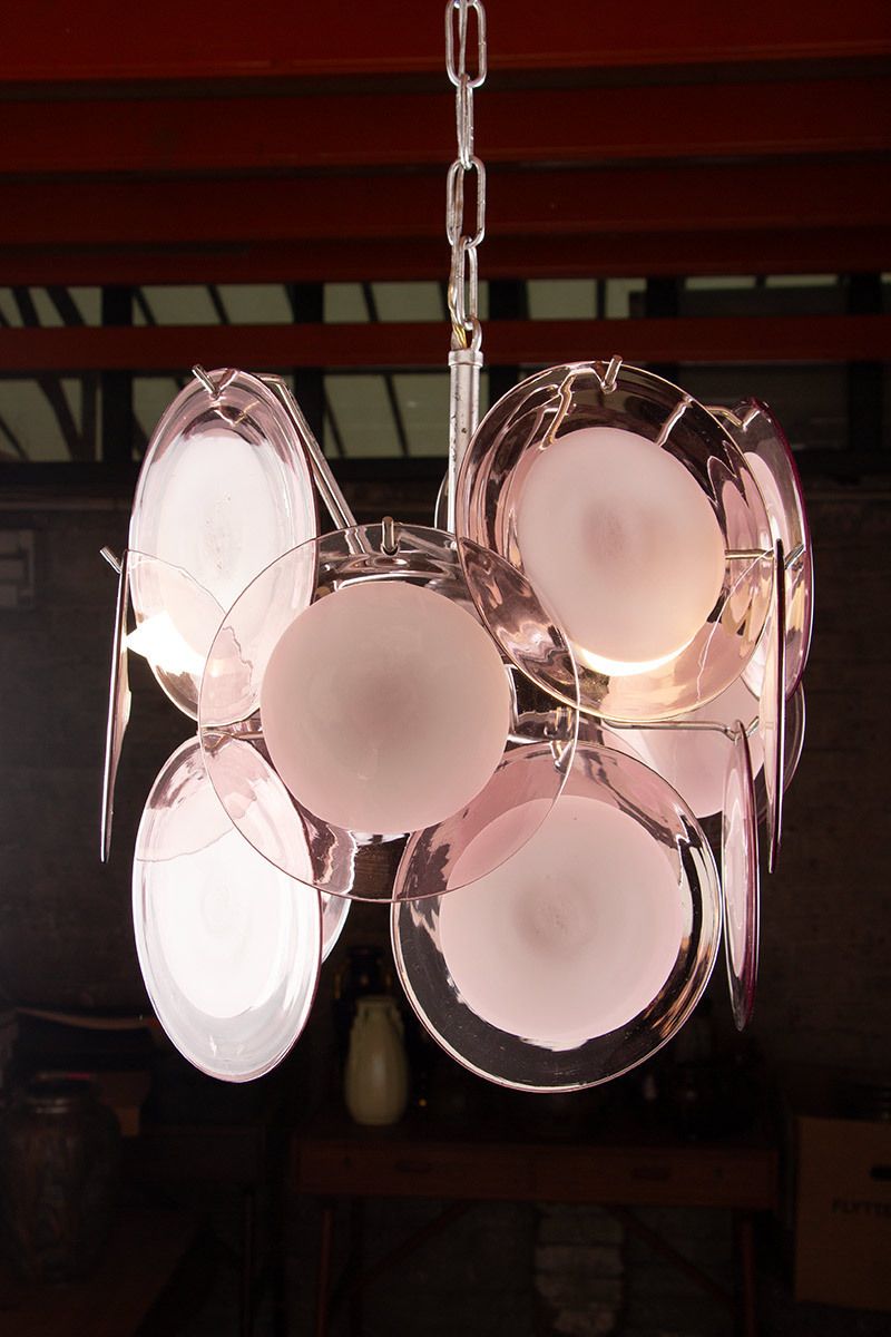 photo vinterior Lustre « Space Age » composé de 15 pendentifs roses et blancs en verre de Murano, modèle « Disc » par Gino Vistosi, 1970.