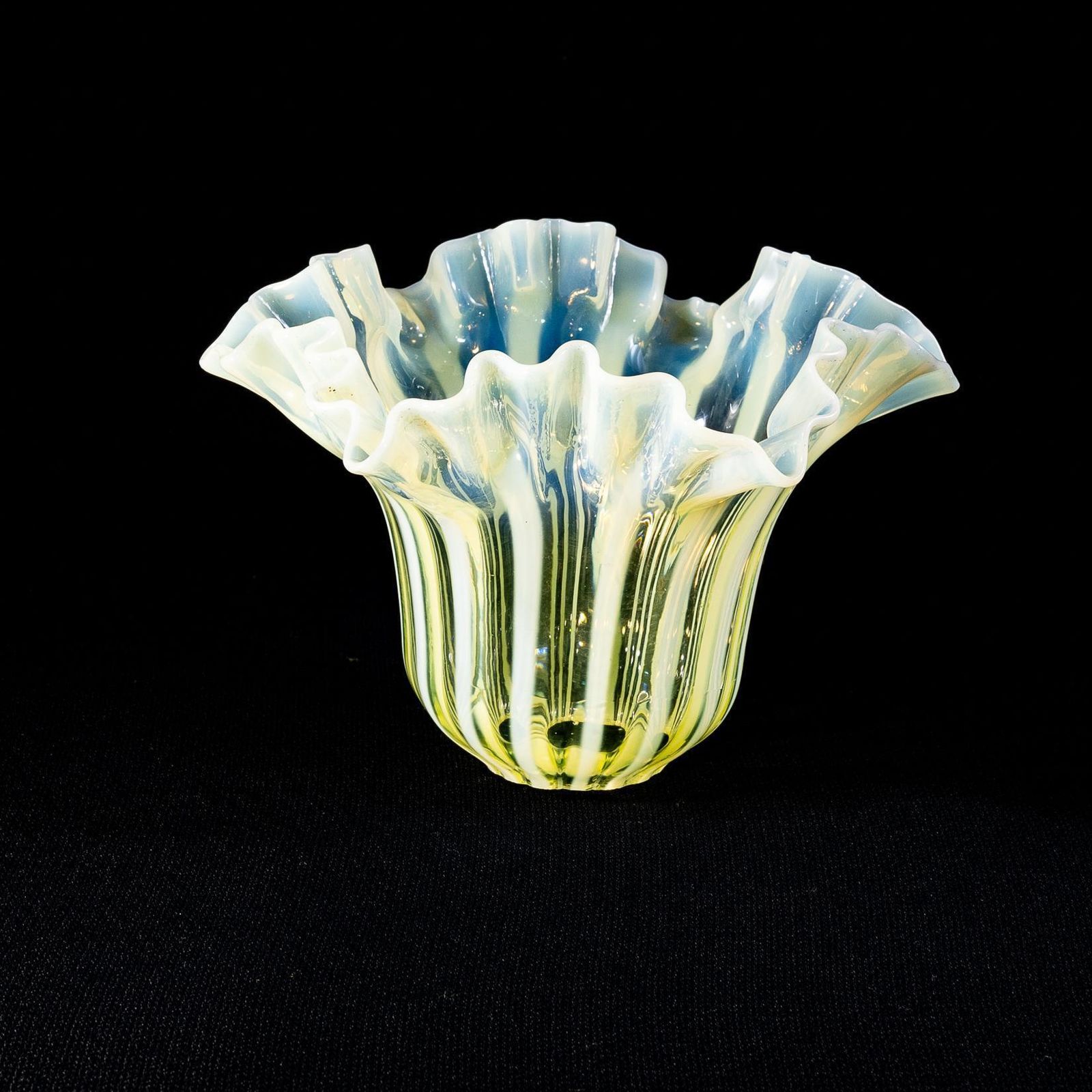 459.0 A Pleated Vaseline Shade, Consisting Of Alternating Stripes And A Ruffled Rim. photo