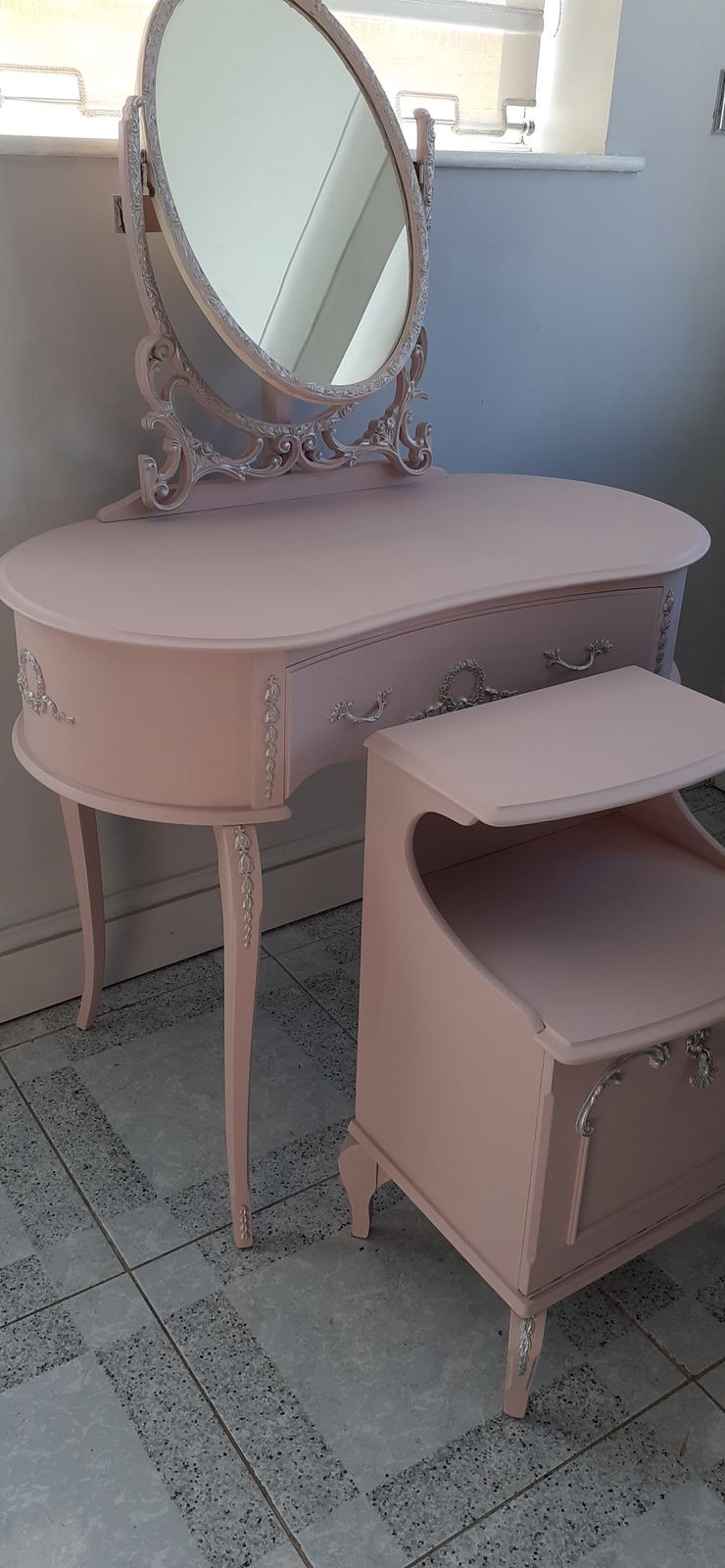 photo vintage Beautiful Olympus Bedroom Set. Hand Finished In Rose Water And Silver With Glass Top.