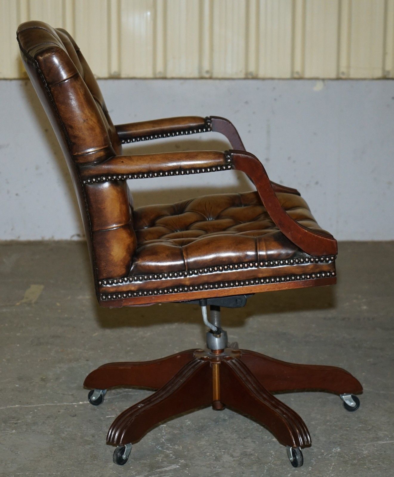 photo vintage Lovely Restored Hand Dyed Cigar Brown Leather Chesterfield Tufted Captains Chair
